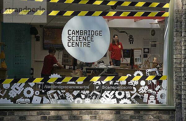 Blick nach innen auf Kinder und Mitarbeiter des Cambridge Science Centre  Cambridge  England  Großbritannien  Europa