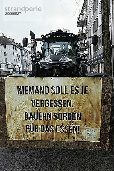 Traktor mit Schild  Niemand soll es je vergessen  Bauern sorgen für das Essen  Bauernproteste  Düsseldorf  Nordrhein-Westfalen  Deutschland  Europa