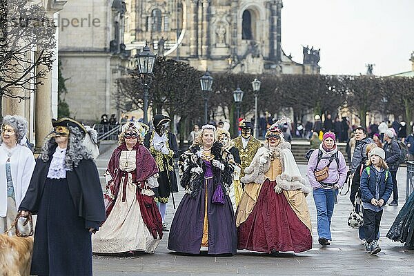 LUST & LEIDENSCHAFT & LEBENSFREUDE  aus Freude an der Maskerade fand der Elbvenezianische Carneval am Wochenende vorm Rosenmontag in Dresden statt. Höhepunkt war das gemeinsame Flanieren durch das historische Zentrum mit Masken in Roben im Stil des Elbvenezianischen Carneval vom Neumarkt ging es durch die Altmarktgalerie  die Schlossstraße  durch den Stallhof  am Fürstenzug entlang  auf die Brühlsche Terrasse und in den Brühlschen Garten.  Dresden  Sachsen  Deutschland  Europa