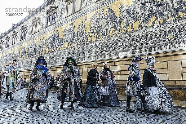 LUST & LEIDENSCHAFT & LEBENSFREUDE  aus Freude an der Maskerade fand der Elbvenezianische Carneval am Wochenende vorm Rosenmontag in Dresden statt. Höhepunkt war das gemeinsame Flanieren durch das historische Zentrum mit Masken in Roben im Stil des Elbvenezianischen Carneval vom Neumarkt ging es durch die Altmarktgalerie  die Schlossstraße  durch den Stallhof  am Fürstenzug entlang  auf die Brühlsche Terrasse und in den Brühlschen Garten.  Dresden  Sachsen  Deutschland  Europa