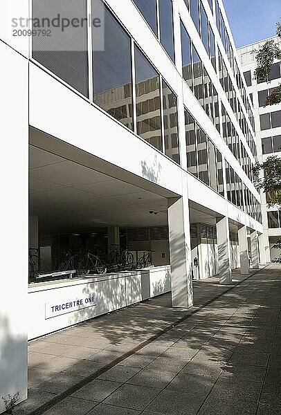 Büros einer Versicherungsgesellschaft in moderner Architektur im Tricentre Gebäude im Zentrum von Swindon  England  UK