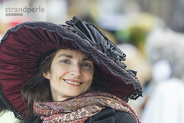 LUST & LEIDENSCHAFT & LEBENSFREUDE  aus Freude an der Maskerade fand der Elbvenezianische Carneval am Wochenende vorm Rosenmontag in Dresden statt. Höhepunkt war das gemeinsame Flanieren durch das historische Zentrum mit Masken in Roben im Stil des Elbvenezianischen Carneval vom Neumarkt ging es durch die Altmarktgalerie  die Schlossstraße  durch den Stallhof  am Fürstenzug entlang  auf die Brühlsche Terrasse und in den Brühlschen Garten.  Dresden  Sachsen  Deutschland  Europa