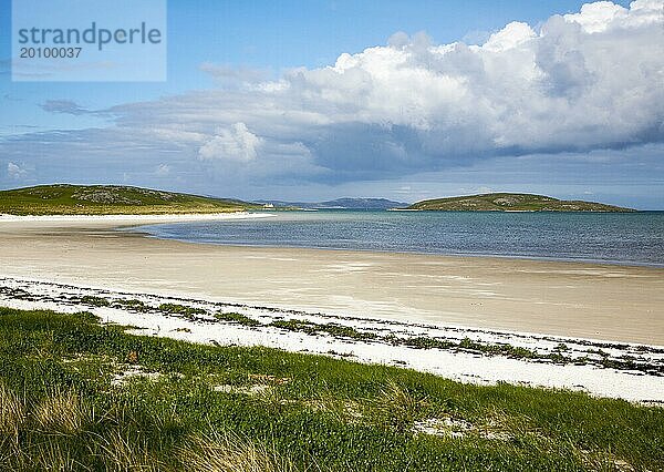 Weißer Sand am Strand von Traigh Mhor  Cockle Strand  Barra  Äußere Hebriden  Schottland  UK