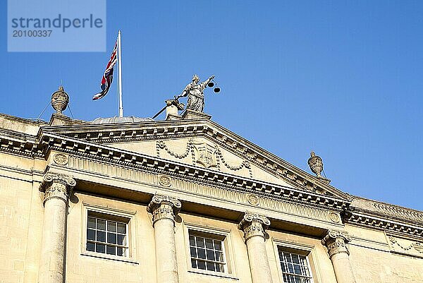 Die Flagge des Union Jack weht mit der Britannia  die die Waage der Gerechtigkeit hält  oben auf dem Gebäude der Guildhall  Bath  Somerset  England  UK