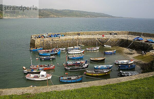 Kleine Fischerboote im Hafen des Dorfes Coverack auf der Halbinsel Lizard  Cornwall  England  Großbritannien  Europa