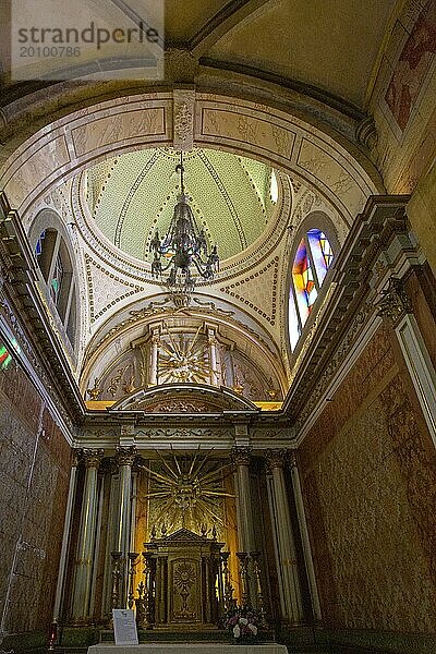 Kunstvoll verzierter Innenraum der Kirche Igreja de Santiago aus dem 17. Jahrhundert  Tavira  Algarve  Portugal  Südeuropa  Europa