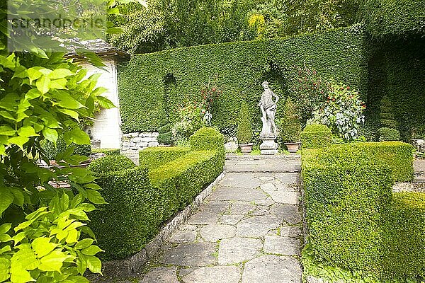 Italienischer Garten des Landschaftsgärtners Harold Ainsworth Peto  angelegt zwischen 1899 und 1933  in Iford Manor  nahe Freshford  Wiltshire  England  Großbritannien  Europa