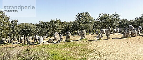 Neolotischer Steinkreis aus Granitblöcken  Cromeleque dos Almendres  Bezirk Evora  Alentejo  Portugal  Südeuropa  Europa