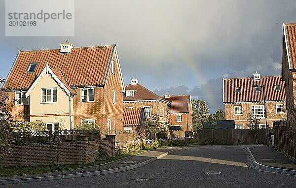 Regenbogen über Maharishi Garden Village  Rendlesham  Suffolk  England  Großbritannien  Europa
