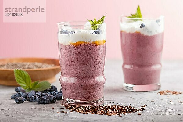 Smoothie mit Geißblatt  Leinen und Chia in einem Glas auf grauem Betonhintergrund. Seitenansicht  Nahaufnahme  selektiver Fokus