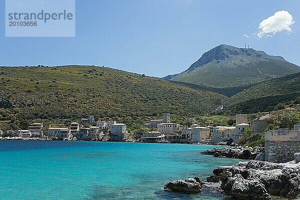 Klares blaues Wasser einer ruhigen Küste mit Hügeln im Hintergrund an einem sonnigen Tag  Limeni  Areopoli  Lakonien  Peloponnes  Griechenland  Europa