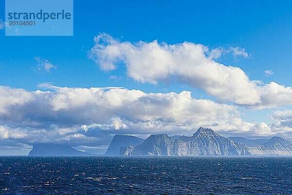Blick auf die Felsen der Färöer Inseln mit Wolken