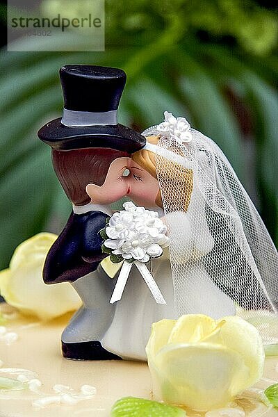 Figur eines sich küssenden Paares auf einer Hochzeitstorte