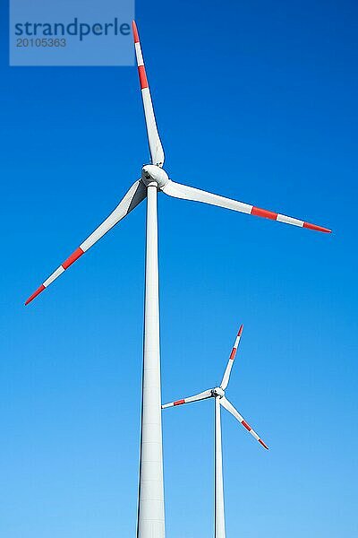 Zwei Windkraftanlagen im Industriegebiet im Norden der Stadt Magdeburg