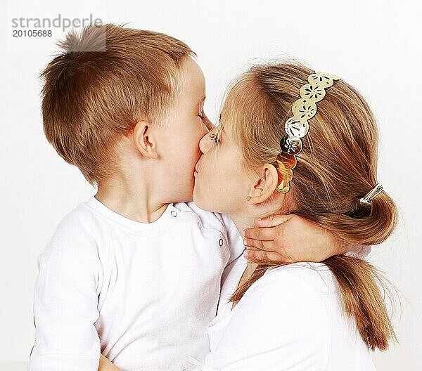 Kinder  die sich gegenseitig einen Kuss geben