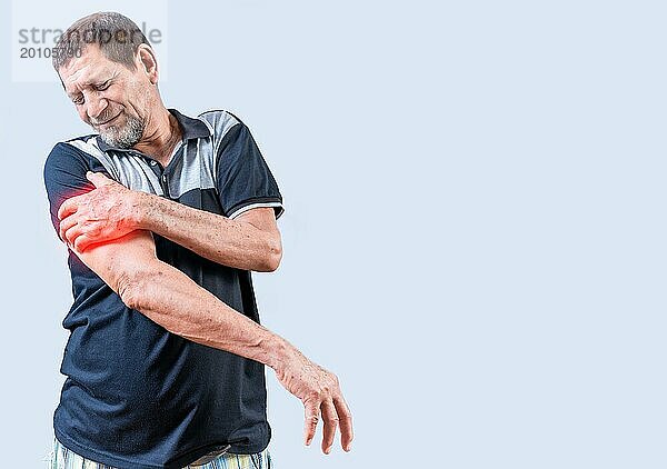 Älterer Mann mit Armschmerzen isoliert. Älterer Mensch mit Armschmerzen