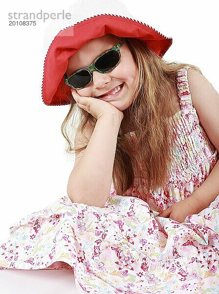 Nettes lustiges kleines Mädchen mit Sommerhut und Sonnenbrille