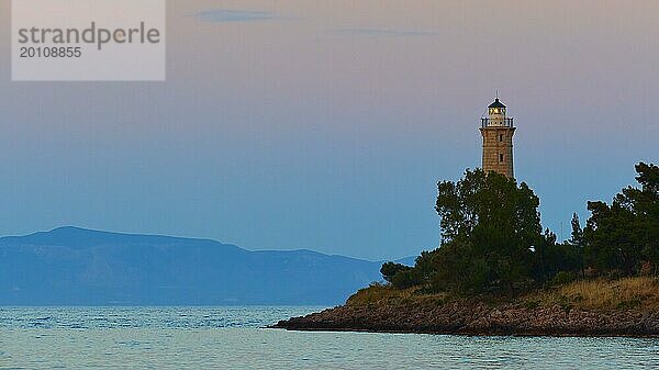 Silhouette eines Leuchtturms bei Dämmerung  eine friedliche Szene am Meer  Gythio  Mani  Peloponnes  Griechenland  Europa