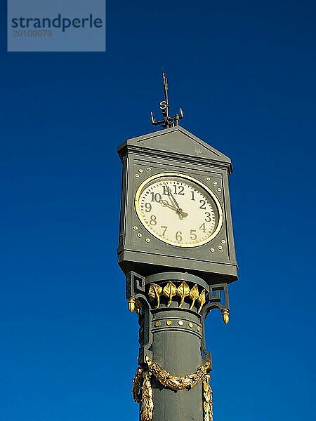 Eine Uhr auf der Promenade in Ahlbeck
