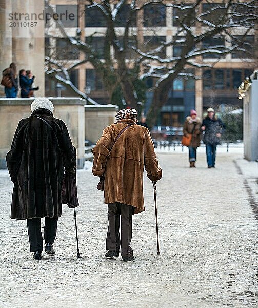 Zwei alte Damen in Pelzmänteln und mit Spazierstöcken