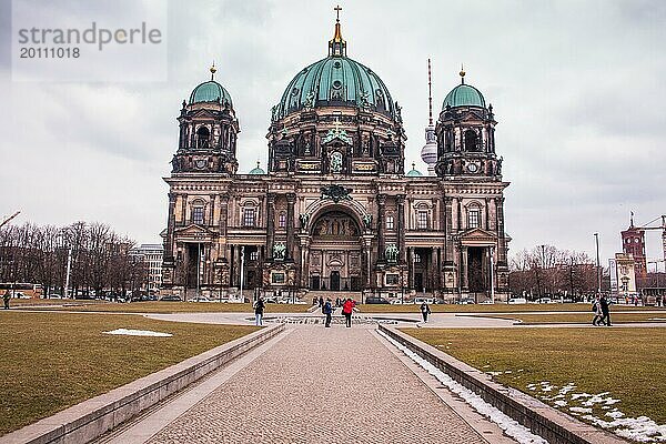 Frontalansicht des Berliner Doms mit Gehweg und Rasenfläche