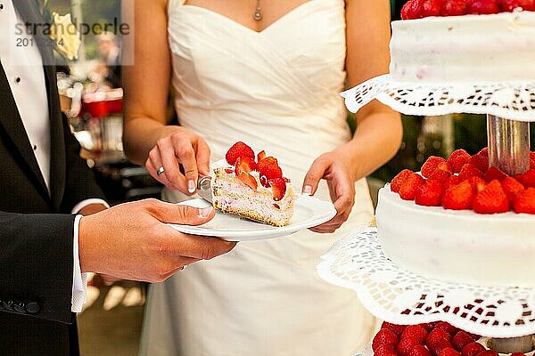 Brautpaar beim Anschneiden der Hochzeitstorte