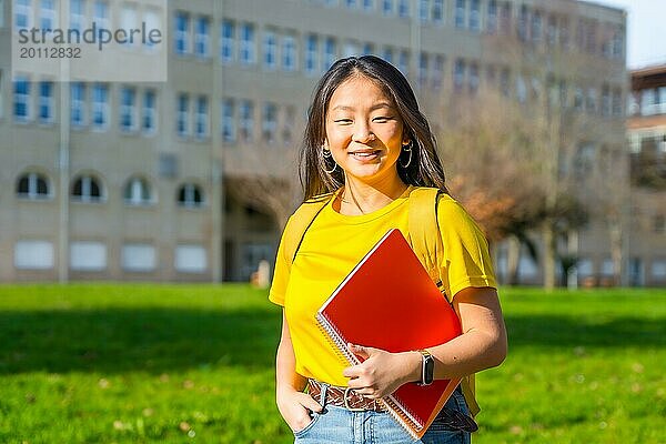 Porträt einer Schönheit kühlen chinesischen Austauschstudentin lächelnd in den Campus