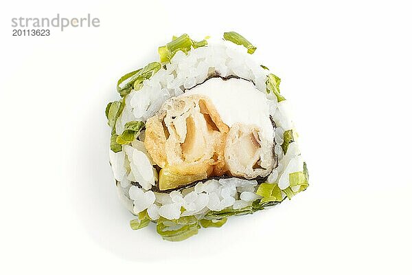 Japanische Maki Sushi Rollen mit grünen Zwiebeln  vor weißem Hintergrund. Draufsicht  Nahaufnahme  selektiver Fokus