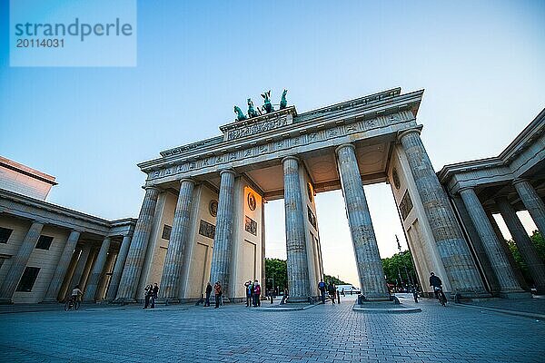 Brandenburger Tor in Berlin von unten gesehen