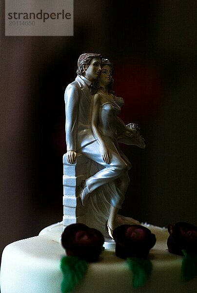 Figurine eines Paares auf einer Hochzeitstorte