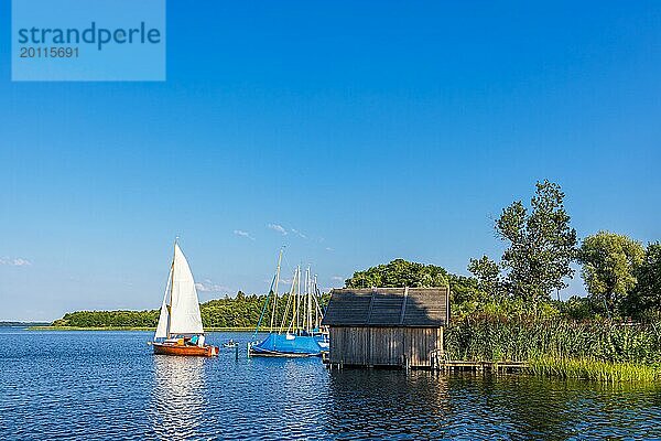 Seeblick mit Segelboote und Bootshaus in Seedorf am Schaalsee