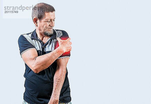 Älterer Mensch mit Armschmerzen. Älterer Mann mit Armschmerzen isoliert