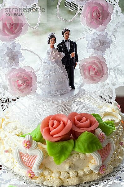 Figurine eines Paares auf einer Hochzeitstorte