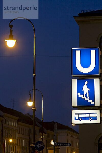 Hinweisschild zur U-Bahn und zum Bus in München bei Nacht