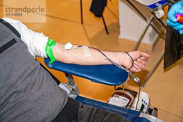 Nahaufnahme eines Mannes  der sich beim Blutspenden in einem Zentrum ausruht