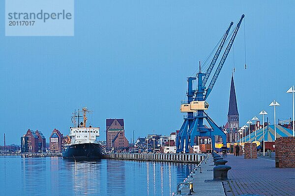 Blick auf den Stadthafen Rostock zur blaün Stunde