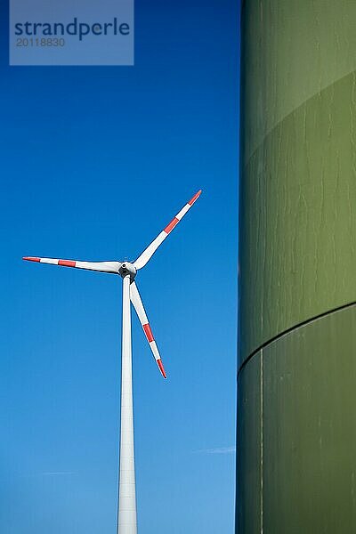 Blick auf eine Windkraftanlage im Norden der Stadt Magdeburg
