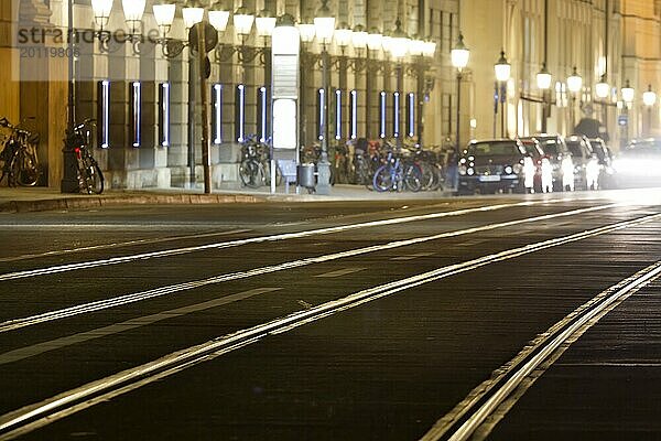 Straßenbahnschienen in der Münchner Innenstadt bei Nacht