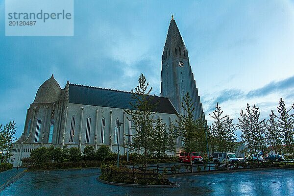 REYKJAVIK  ISLAND  06. JULI: Nachtansicht der Hallgrimskirkja Kirche  einer lutherischen Pfarrkirche und der größten in Island  am 06. Juli 2013 in Reykjavik  Island  Europa