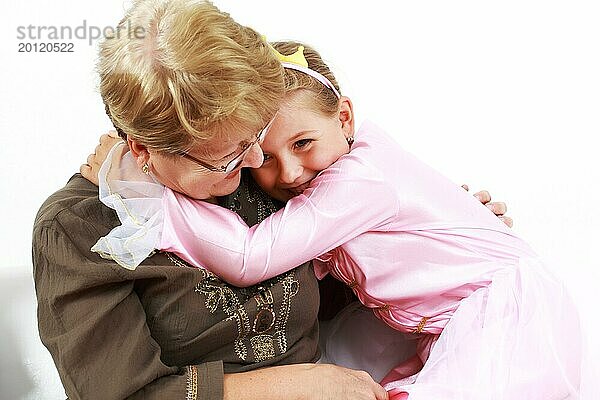 Niedliches kleines Mädchen glücklich mit Großmutter
