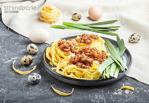 Tagliatelle Bolognese Nudeln mit Hackfleisch auf schwarzem Betonhintergrund. Seitenansicht  Nahaufnahme