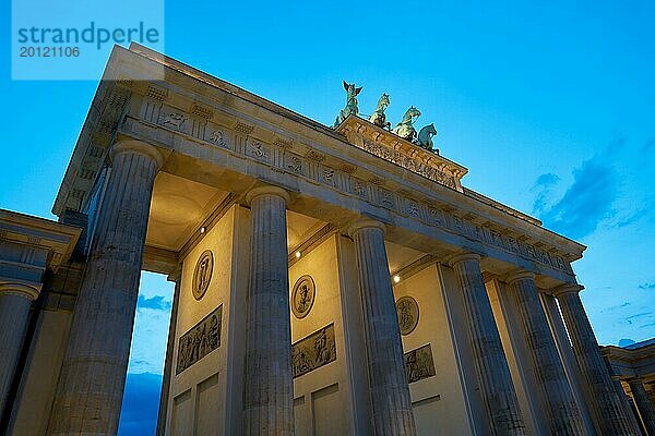 Das Brandenburger Tor in Berlin zur blaün Stunde
