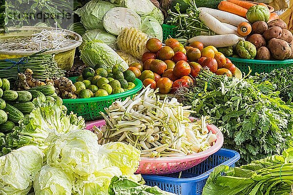 Verschiedene frische Früchte und Gemüse auf dem Markt in Vietnam