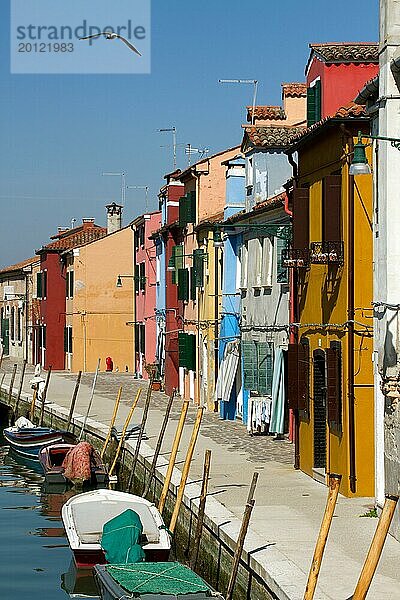 Stadtansicht des kleinen Ortes Burano in der Lagune von Venedig  Italien  Europa