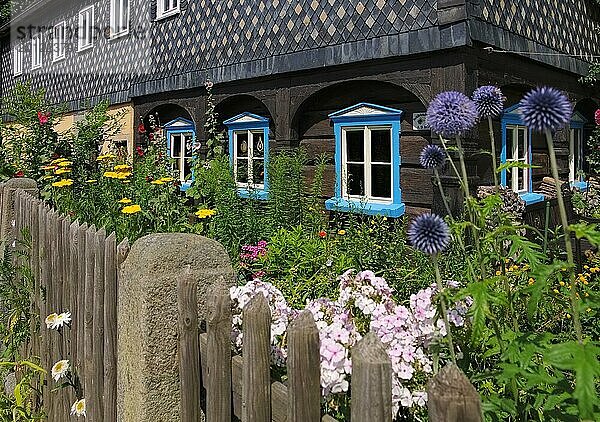 Typisches Umgebindehaus in der Oberlausitz  Sachsen  half-timbered house in Upper Lusatia  Deutschland  Europa