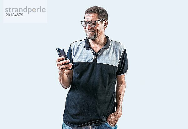 Älterer Mann lächelnd mit Handy isoliert. Fröhlich alter Mann mit Telefon auf isolierten Hintergrund