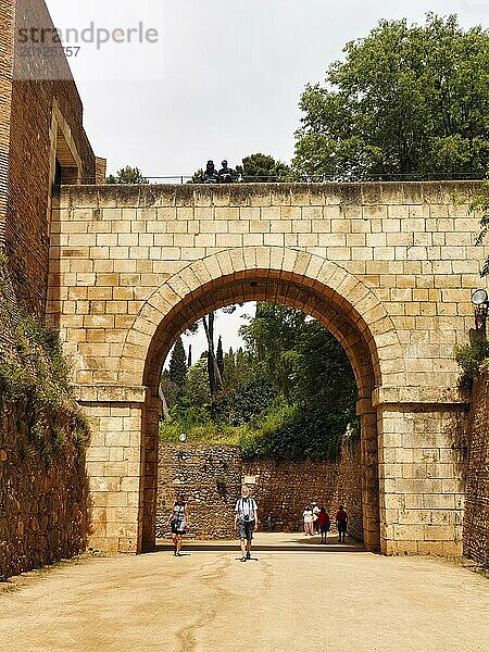 Touristen  Spaziergänger gehen durch großes Tor  Altstadt von Granada  Andalusien  Spanien  Europa