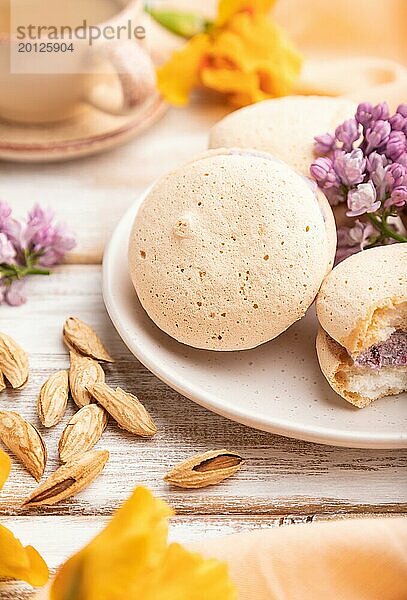 Meringues Kuchen mit einer Tasse Kaffee auf einem weißen Holzhintergrund und orangefarbenem Leinenstoff. Seitenansicht  Nahaufnahme  selektiver Fokus