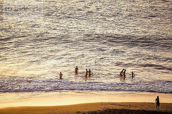Eine Gruppe junger Männer hat Spaß am Strand
