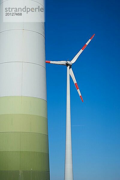 Zwei Windkraftanlagen im Industriegebiet im Norden der Stadt Magdeburg